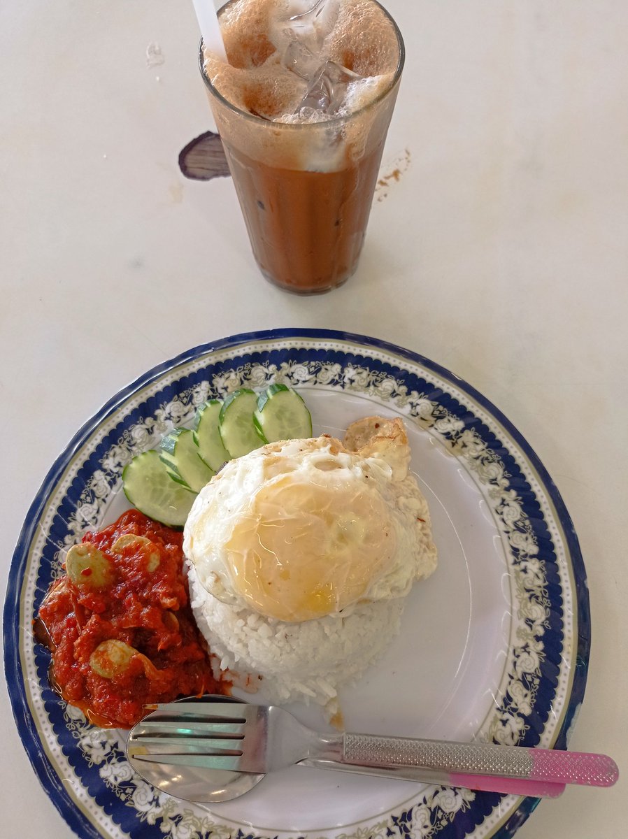 cheajibsayang's tweet image. Yang kena buang ialah kacang dalam nasi lemak, bukan bin / binti dalam surat beranak.