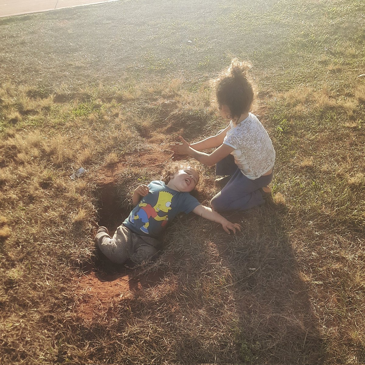 ovodaserpente's tweet photo. hoje meu filho fez uma amiguinha e eles encontraram um buraco no chão e ficaram brincando de... morrer. rs https://t.co/aBLRg0qUE4