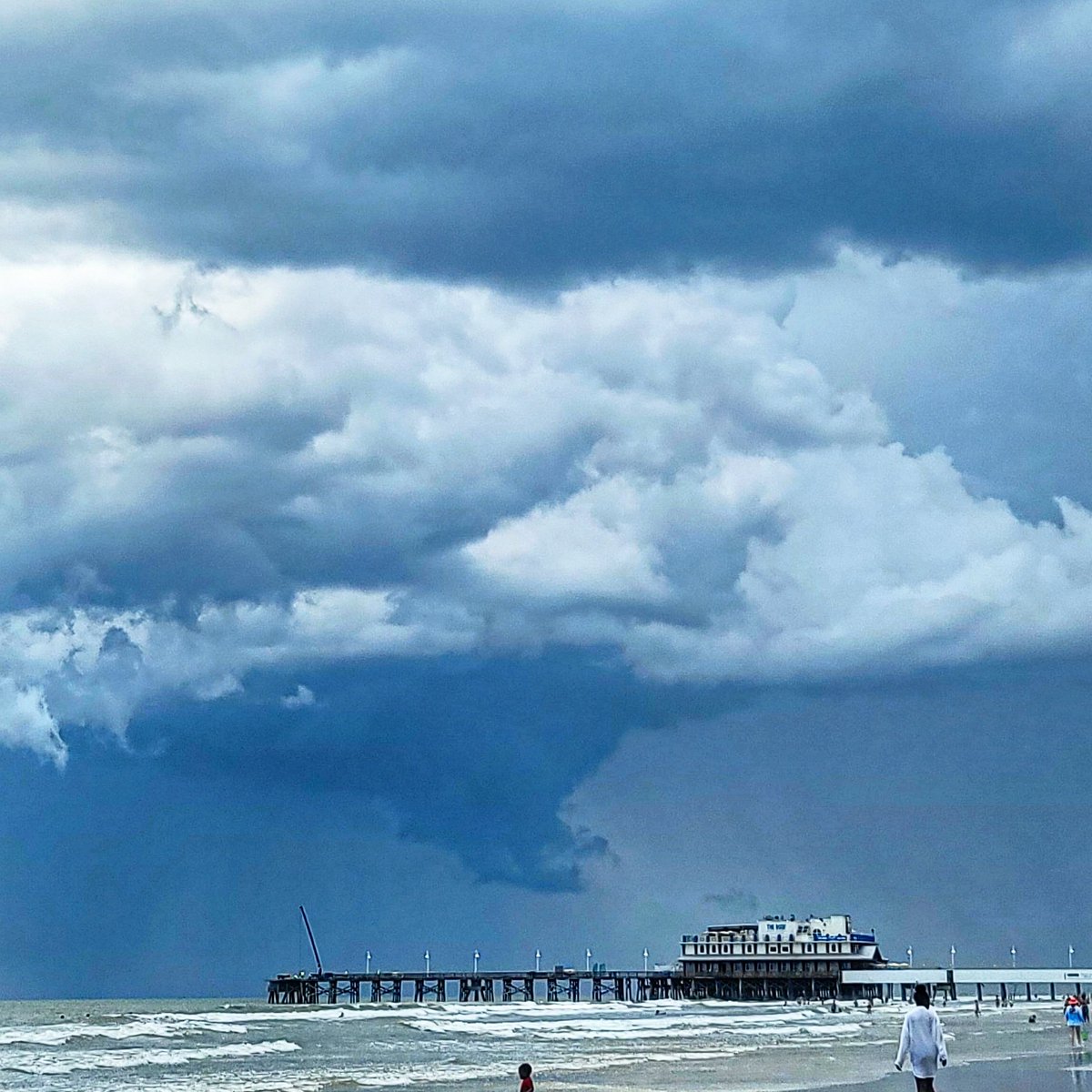 Clouds over Daytona Beach Florida this afternoon. @AndrewWMBF @brobwx @cameronwymt @ChrisHallWx @cjwxguy56 @JimWKYT @jloganwxguy @Kentuckyweather @thekyniche @spann @wxchanneldesk