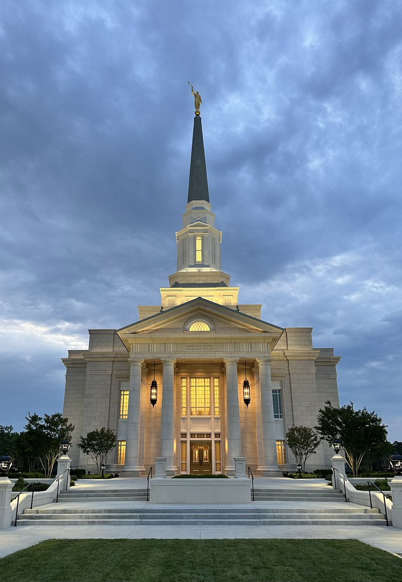 lds_sunshine's tweet photo. Taken bright and early the first Saturday morning the #RichmondTemple was open to patrons after its dedication. Just after dawn. 
@Ch_JesusChrist 
#Temple https://t.co/PkT1wPjJ3r