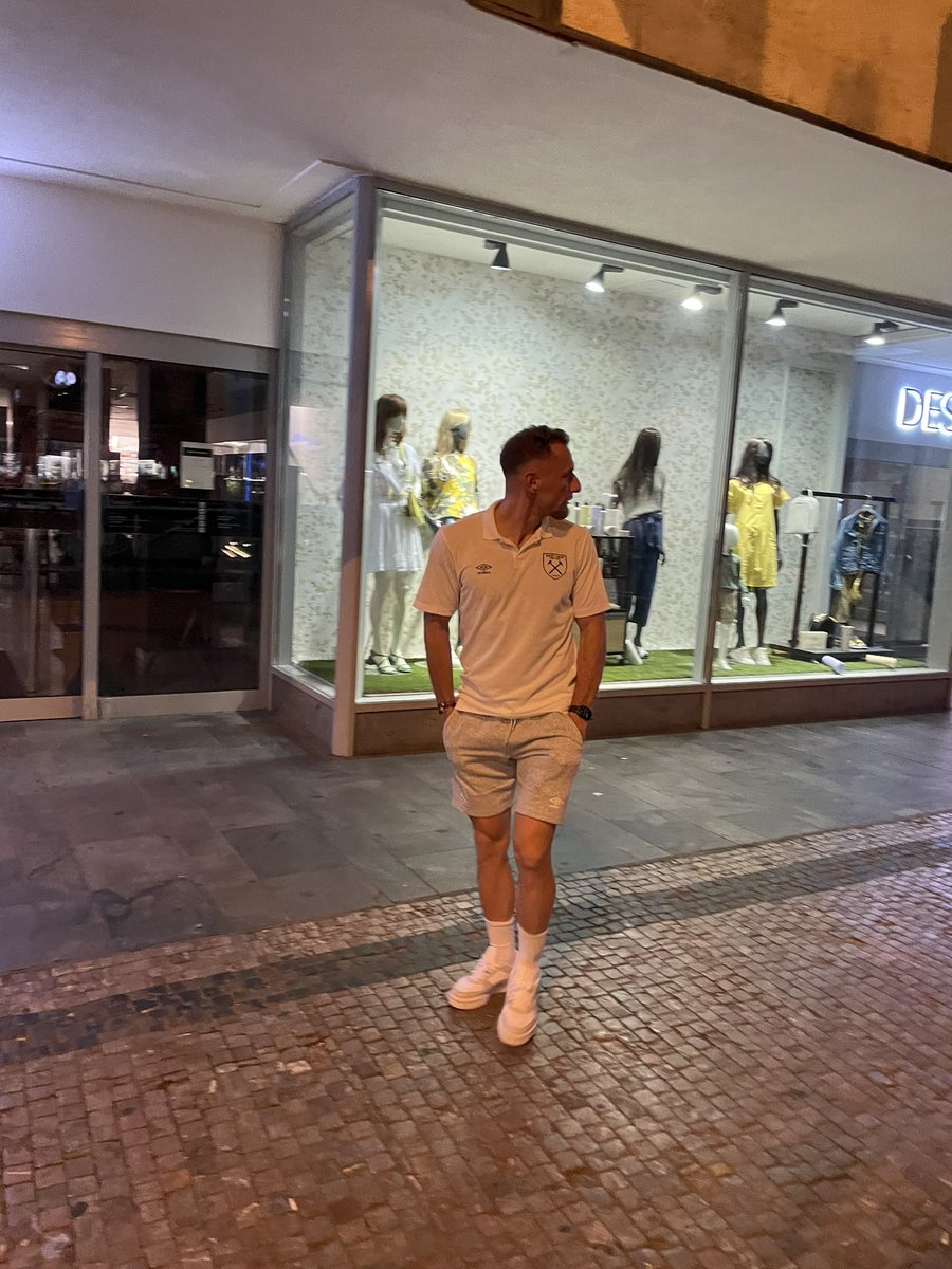 westhamvoice's tweet photo. 4am walking back to the hotel and who do we bump into? #DeclanRice #jarrodbowen #westham #DavidMoyes https://t.co/MrOAO76Q7Z