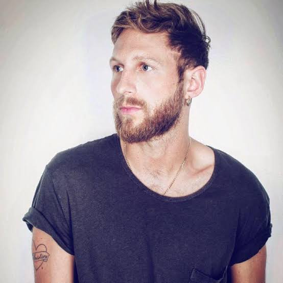 O produtor Andrew Watt acaba de seguir o Burns no Instagram. #LG7