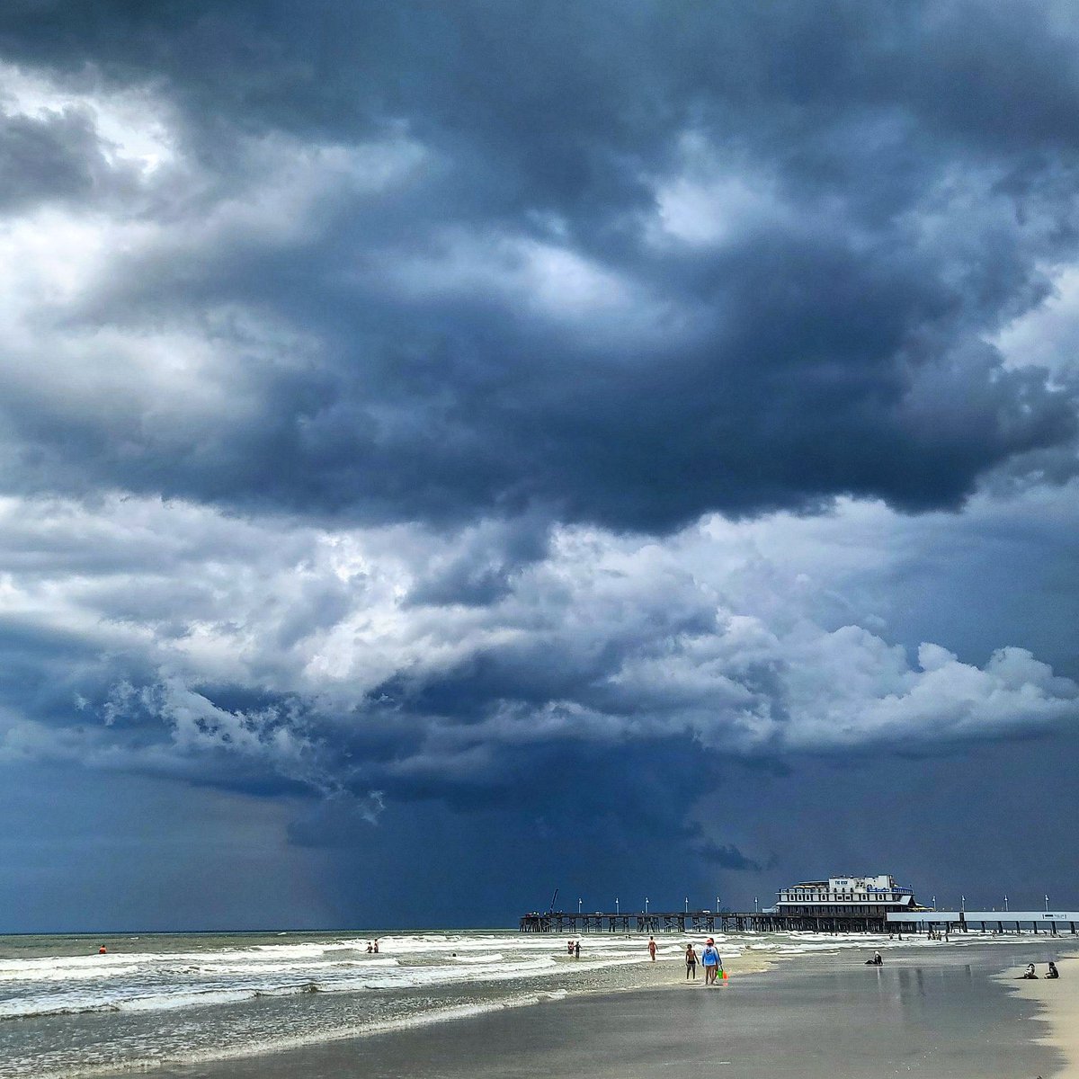 Skies over Daytona Beach Florida this afternoon. @AndrewWMBF @brobwx @cameronwymt @ChrisHallWx @cjwxguy56 @JimWKYT @jloganwxguy @Kentuckyweather @spann @wxchanneldesk @thekyniche @SpencerWeather #606stormchasing