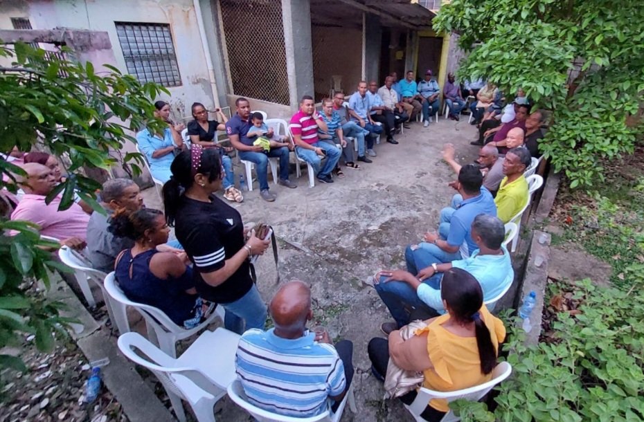 Winston Santos (@winstonsantosu) on Twitter photo Reunido con el regidor <a href="/artuurosantos/">Juan Arturo Santos</a> y un equipo de excelentes dirigentes de la circunscripción No.1, SDE, planificando los aportes a la marcha de este sábado 10, a las 4:00 pm encabezada por <a href="/AbelMartinezD/">Abel Martínez Durán</a> Reunido con el regidor <a href="/artuurosantos/">Juan Arturo Santos</a> y un equipo de excelentes dirigentes de la circunscripción No.1, SDE, planificando los aportes a la marcha de este sábado 10, a las 4:00 pm encabezada por <a href="/AbelMartinezD/">Abel Martínez Durán</a>