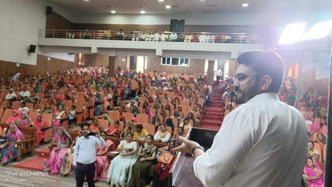 BHARGAVABHISHEK's tweet photo. #लाड़ली_बहना #सम्मेलन को संबोधित किया https://t.co/vcUojDFaww