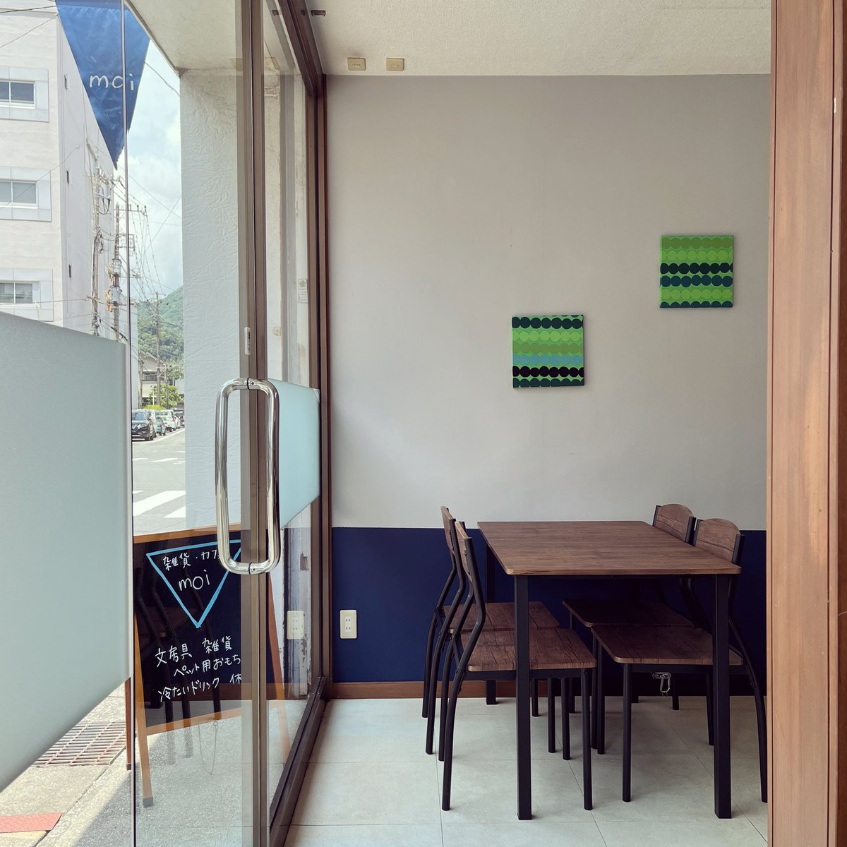 moispice's tweet image. こんにちはmoiです。
お店、開けてます🙆‍♀️お天気がいい日は窓側の電気は消しています。節約のためでもあるけれど、それだけでも十分明るいのです☺️ただ、夏が怖いです☺️笑
..
今日は15:30過ぎまでの営業です。