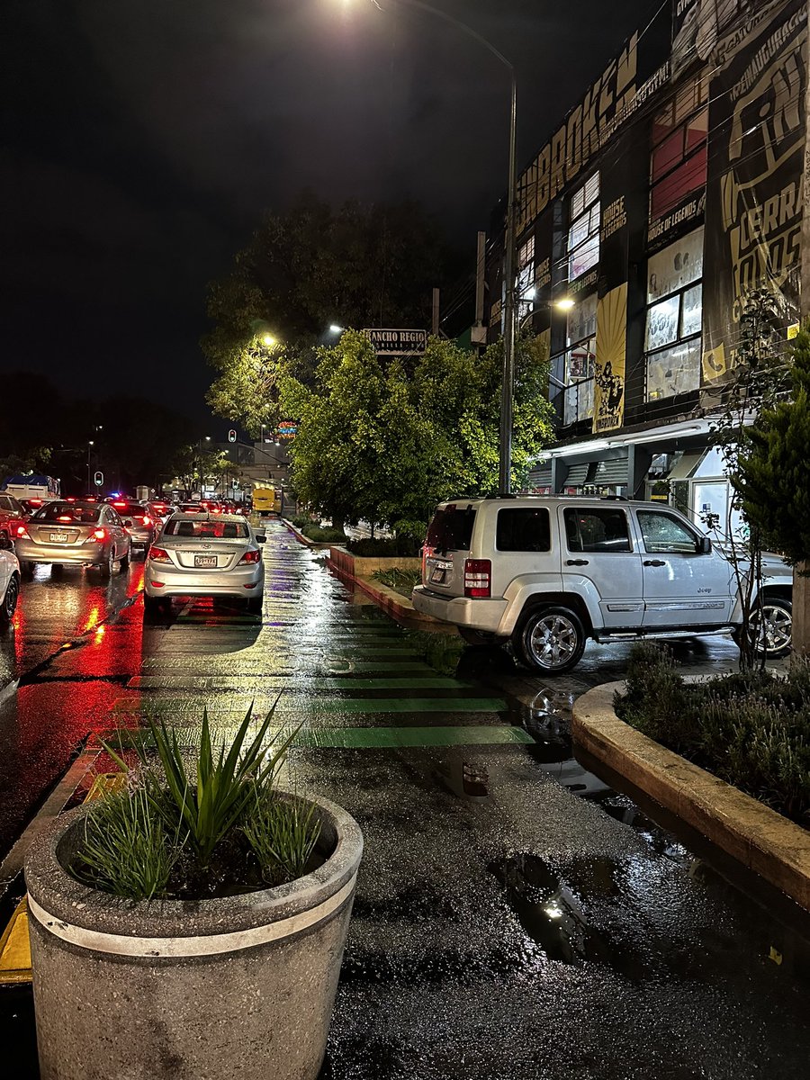 elmaugarcia's tweet photo. 🚘 sobre ciclovía, estacionado en vía primaria 🚫 y otro 🚘 arriba de la banqueta [seguro es el dueño del GYM] 

📍 Av. Nueva Tenochtitlán entre Cedro y Nogal

Favor de mandar a #TransitoGCDMX @UCS_GCDMX https://t.co/BelKHhwqP8