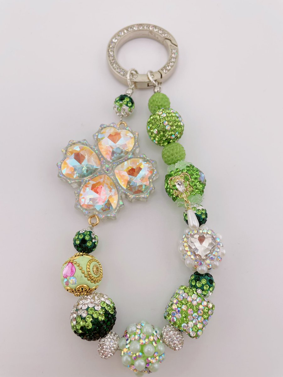 Aili527's tweet image. Four-leaf clover 🍀 
Your luckily phone charm 🤩 #phonecharm  #phonechain #diy #crafting #beads #beadsjewelry
