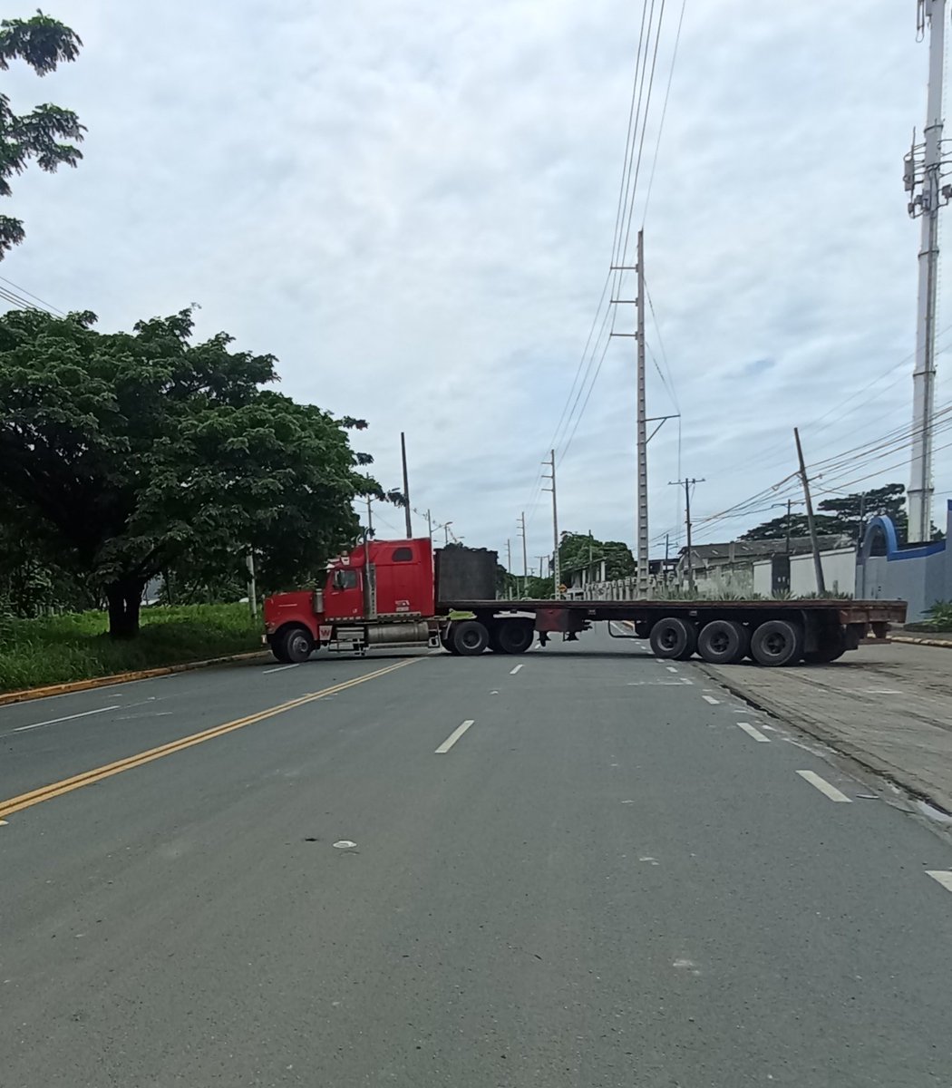 ViaLaCostaLucha's tweet photo. Buenas noches  @javierguzhnay @aquilesalvarez favor su ayuda para q @ATM_Transito realice operativos en Puerto Hondo #ViaALaCosta dónde la vía Interna es zona de parqueo d camiones extra pesados, giran en zona no permitida causando malestar a sus habitantes. Gracias https://t.co/b9rHXEUtg8