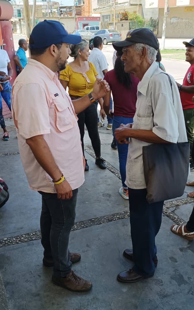 roger_delgado's tweet image. #7Junio 

Hoy con @CarlosOcariz y compañeros de @Pr1meroJusticia de Barlovento en Higuerote #Miranda 🇩🇪

#VamosAEcharPalante con @hcapriles rumbo a las primarias del 22 de octubre!

#Unidad
@ActivismoPJ
@PJ_EdoMiranda