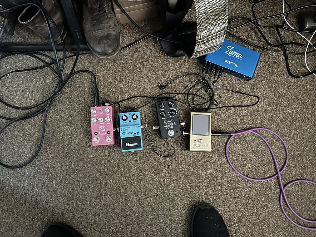 A little bit o’ fun tonight. I could possibly downsize to this. Attempted to learn a few Blur tunes. Failed miserably. The JHS Pack Rat is an early #FathersDay2023  gift. I’m loving it! #JHS #guitar #bosspedals #music #wednesday @jhspedals @bossinfoglobal @strymon