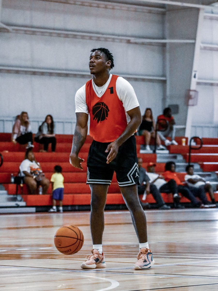 montmooree's tweet photo. Getting hoopy. ⛹🏾‍♂️ https://t.co/qPHtQsMTyF