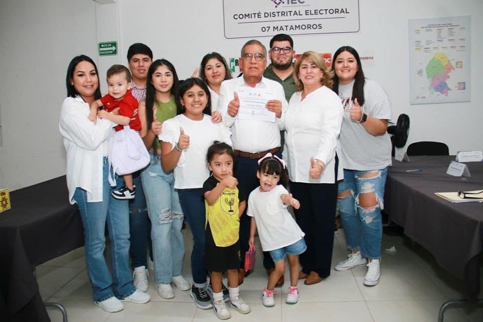 😃Esta tarde junto a mi compañero de fórmula Hector Martinez Garcia recibí por parte del Comité Distrital Electoral, la constancia de mayoría que me acredita oficialmente como Diputado por el #Distrito7✅ Local de Coahuila.💪🏼

Muchas gracias a mi familia por el apoyo 👨‍👩‍👧‍👦
