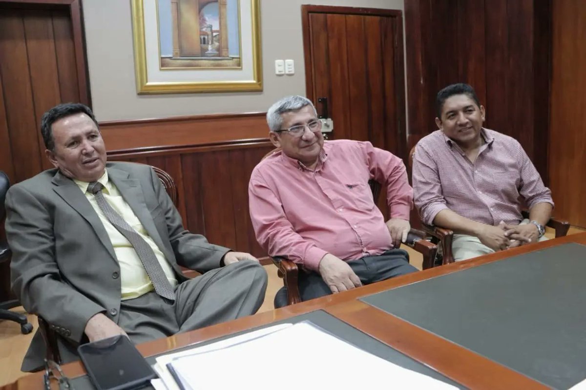 GoberManabi's tweet photo. El gobernador @Hernan0722 mantuvo una reunión con Marcos Dávila, nuevo administrador de #CNELEP Unidad de Negocio Manabí y representantes del Colegio de Ingenieros Eléctricos de la provincia. 1/2 https://t.co/tajnfdzEqf
