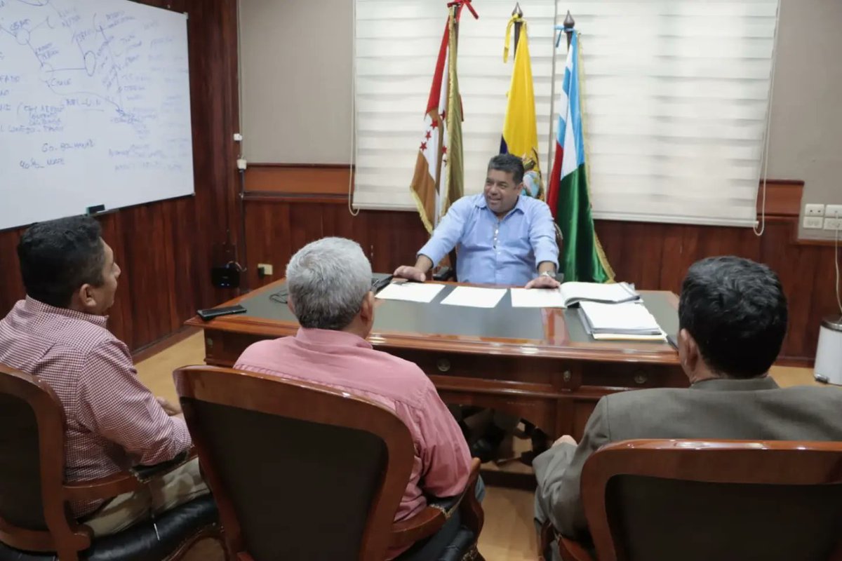 GoberManabi's tweet photo. El gobernador @Hernan0722 mantuvo una reunión con Marcos Dávila, nuevo administrador de #CNELEP Unidad de Negocio Manabí y representantes del Colegio de Ingenieros Eléctricos de la provincia. 1/2 https://t.co/tajnfdzEqf