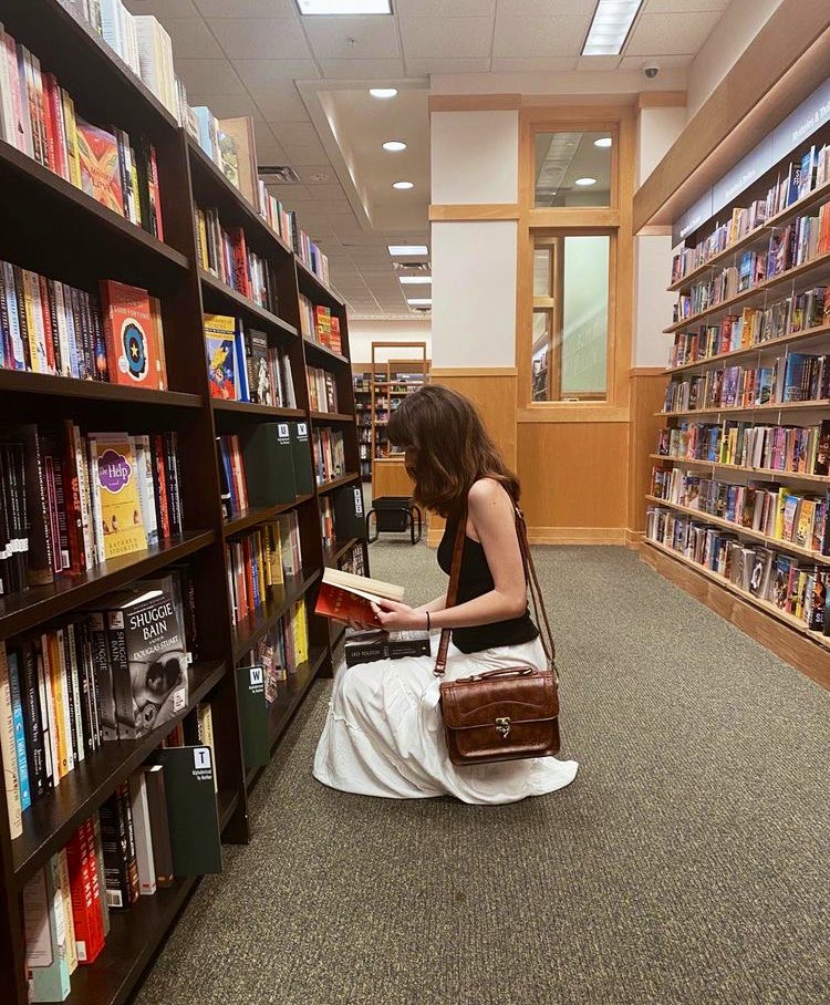 «Los amores eternos se forjan en los pasillos de las librerías o bibliotecas: el encuentro del lector y su libro elegido».

#VictoriaZamudio ✍️