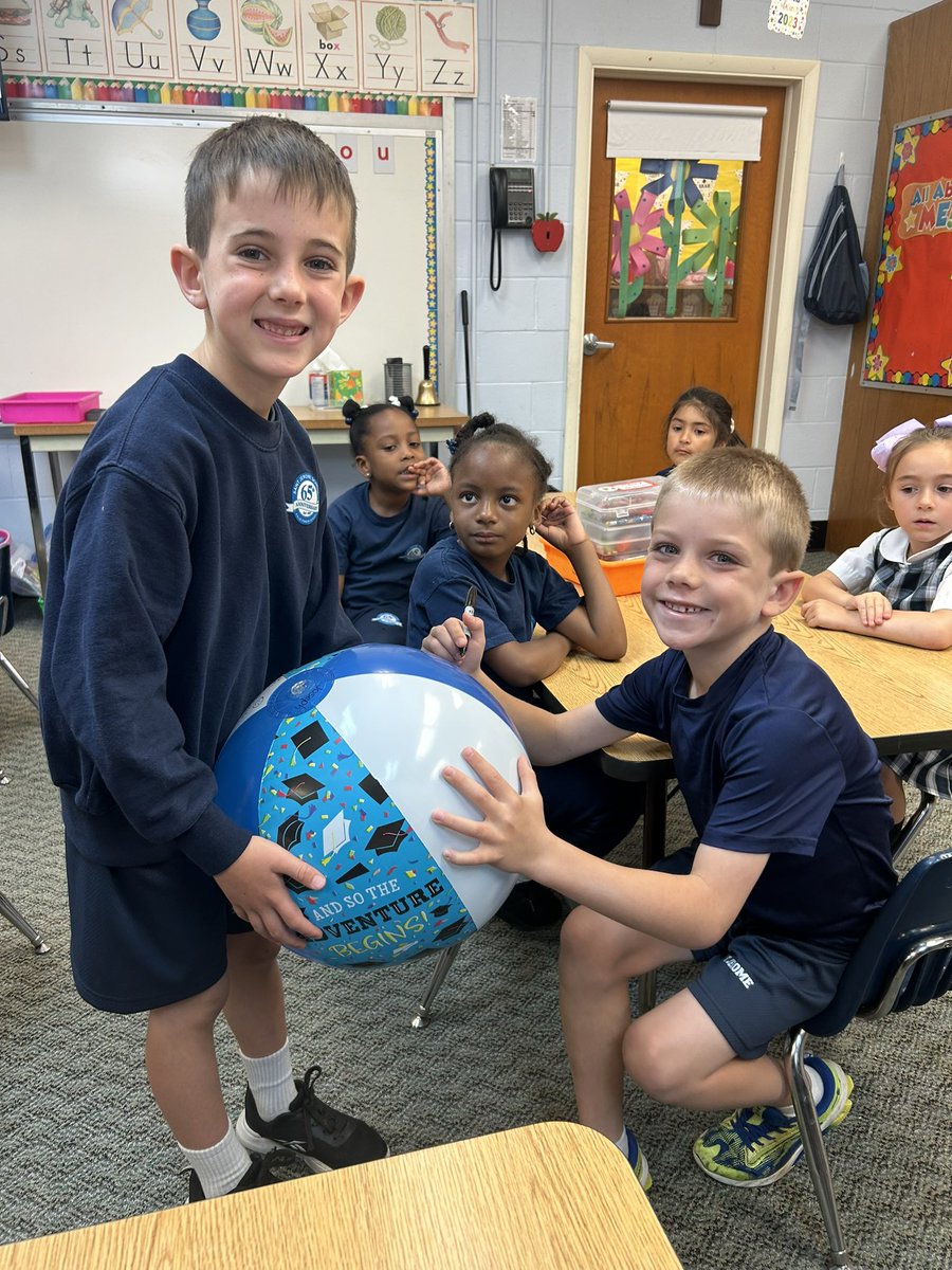 SJSksempkowski's tweet photo. We loved signing beach balls with our Kindergarten friends!❤️ https://t.co/PnNd2eQlnk