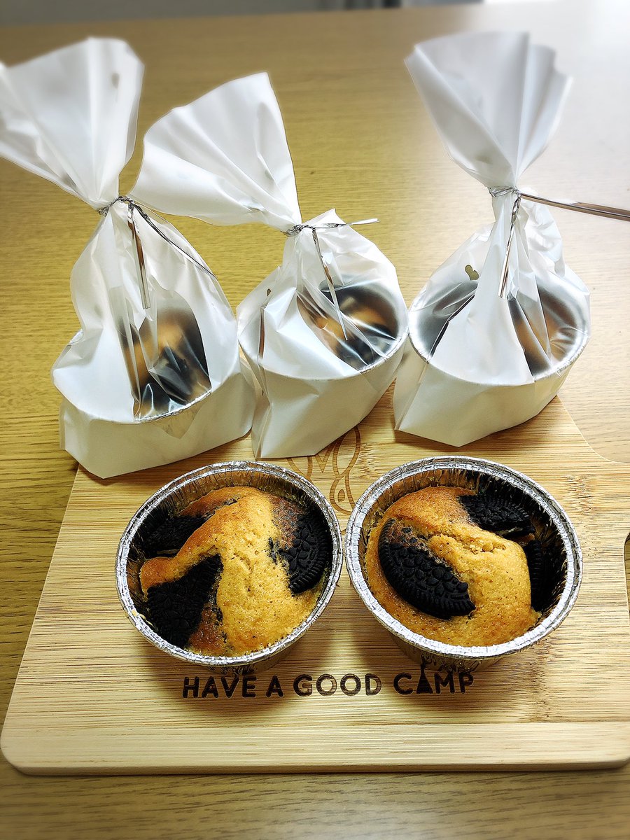 yatchanyattuke's tweet photo. 久しぶりに 仕事場に ちょこっと 差し入れ
オレオ入り キャラメルカップケー��🧁
喜んでくれるといいな🍀✨
 
 #手づくりおやつ
 #カップケーキ🧁
 #オレオ入り キャラメルカップケーキ https://t.co/II1jzrdcfl