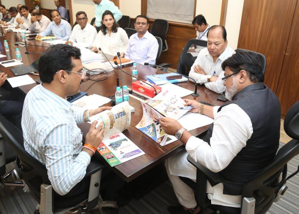 CMEGPScheme's tweet photo. Hon’ Minister Industry  Shri. Uday Samant visited MAITRI office today 7th June, 2023. During the visit Hon’ Development Commissioner Industry Shri Deependra Singh Kushwah, Hon’ Managing Director, MSSIDC Shri Rajendra Nimbalkar, all regional &amp; DI/MAITRI Officers were present. https://t.co/22XeBfGaPd