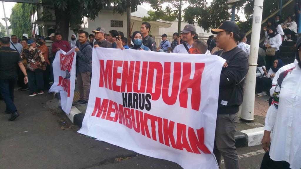 sama_sehend's tweet photo. Pak Luhut gunakan masa aksi bayaran dan TNI polri sebagai tameng untuk melindungi diri. 🤣 https://t.co/pHjeOiBj2T