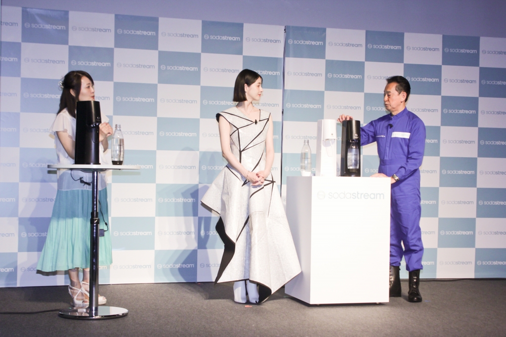 naigai_syuzai's tweet photo. 松本若菜、ゴミ再生のドレスで登場 宇宙飛行士の毛利衛さんと環境問題についてトーク
https://t.co/yCmm5FolZh
＃松本若菜 #毛利衛 #宇宙飛行士 #ソーダストリーム #ETERRA #環境問題 #イベント https://t.co/vBzj9TVUnU