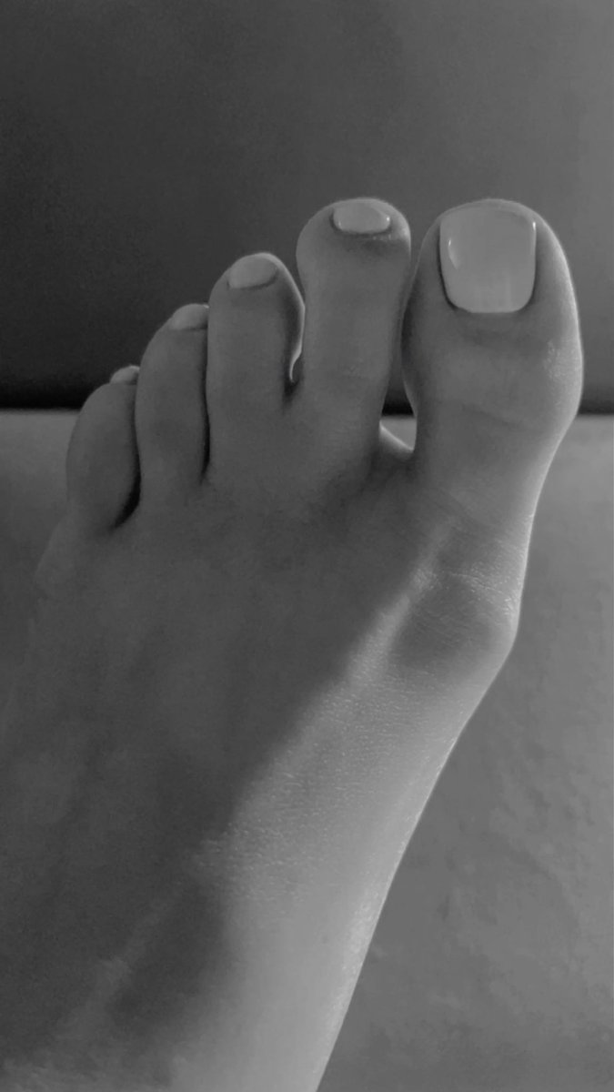 Alone and barefoot!
#WednesdayFeeling #feet_lover #Love #PumpRules #NewYork #blackandwhite