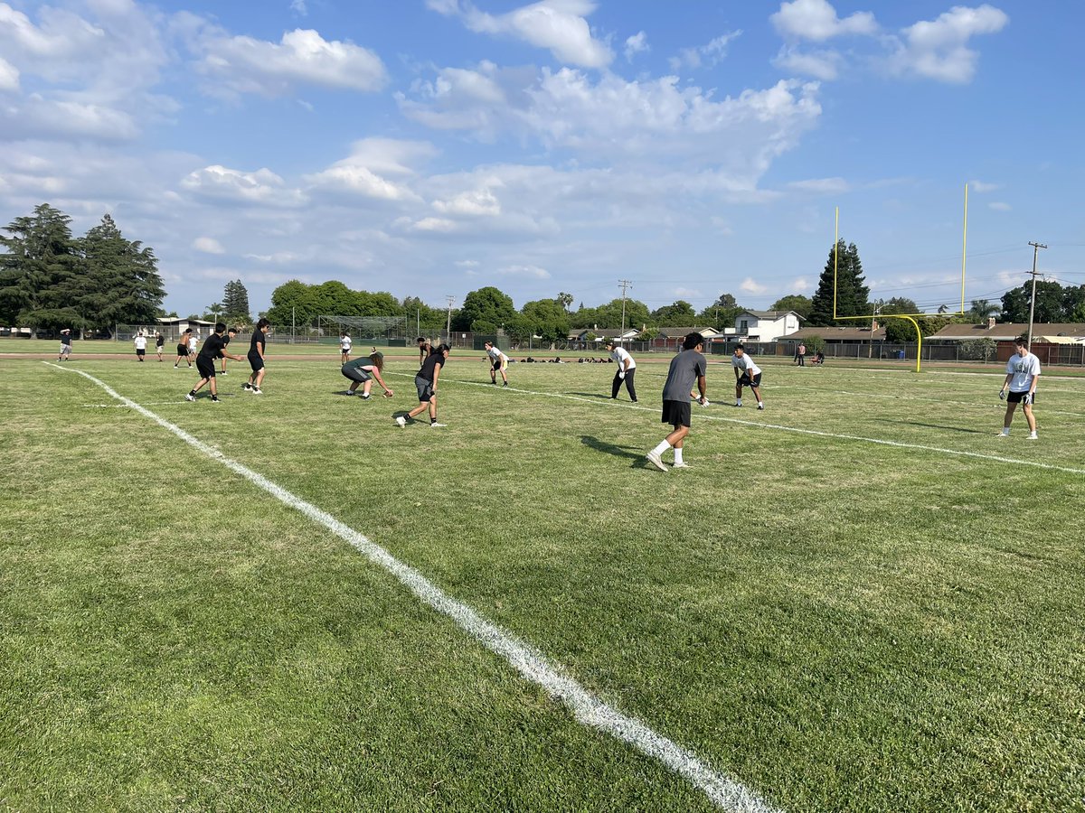 CVHawks_FBall's tweet image. First 7 on 7 of the summer. Good job today. Keep grinding.