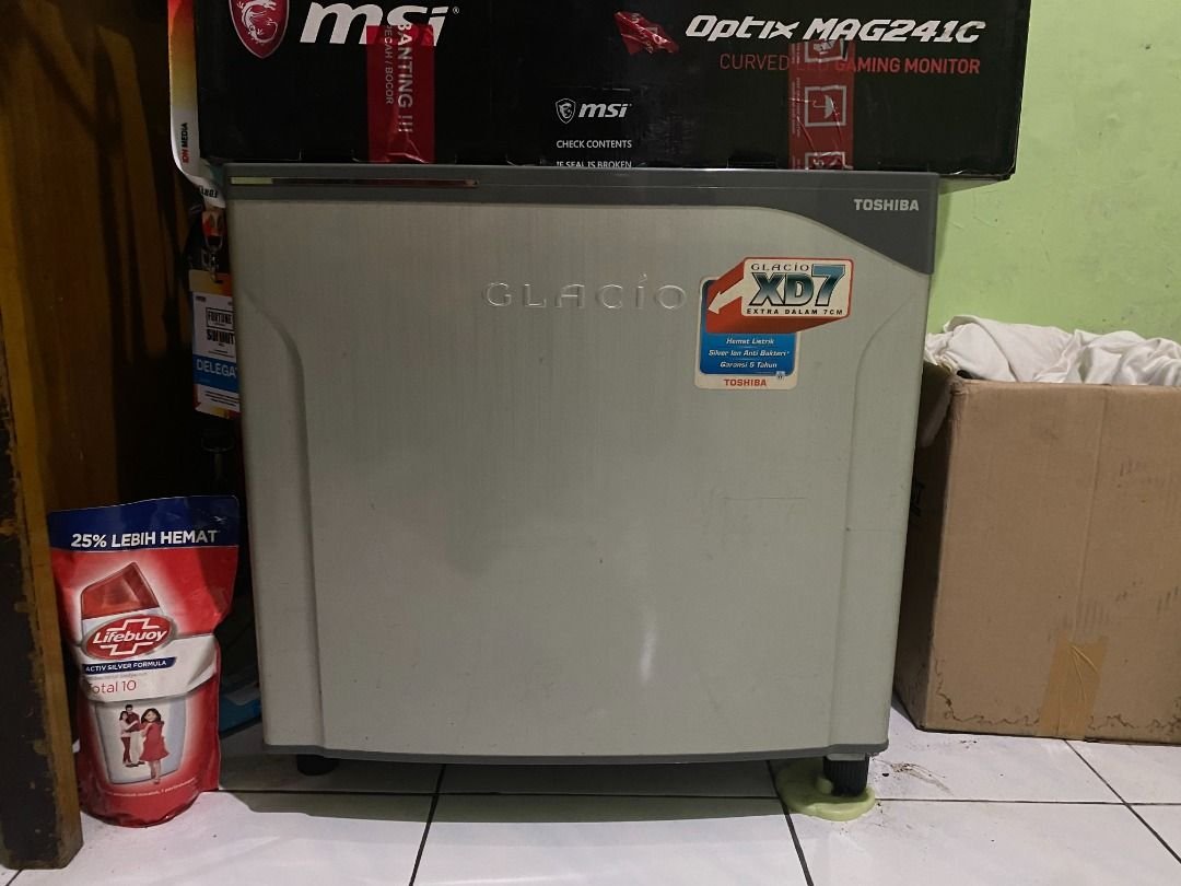 goodnyght's tweet photo. #WTS Silahkan kakak jika ada yg berminat, ada nih Kulkas Mini Glacio XD7. Dijamin dingin dan sejuk bgt lah ini, cocok buat yang tinggal di apartment atau kostan. Dayanya juga irit 45 watt.
.
Harga: 750k (nett)
.
#kulkas #kulkasmini https://t.co/BD2juwORMc