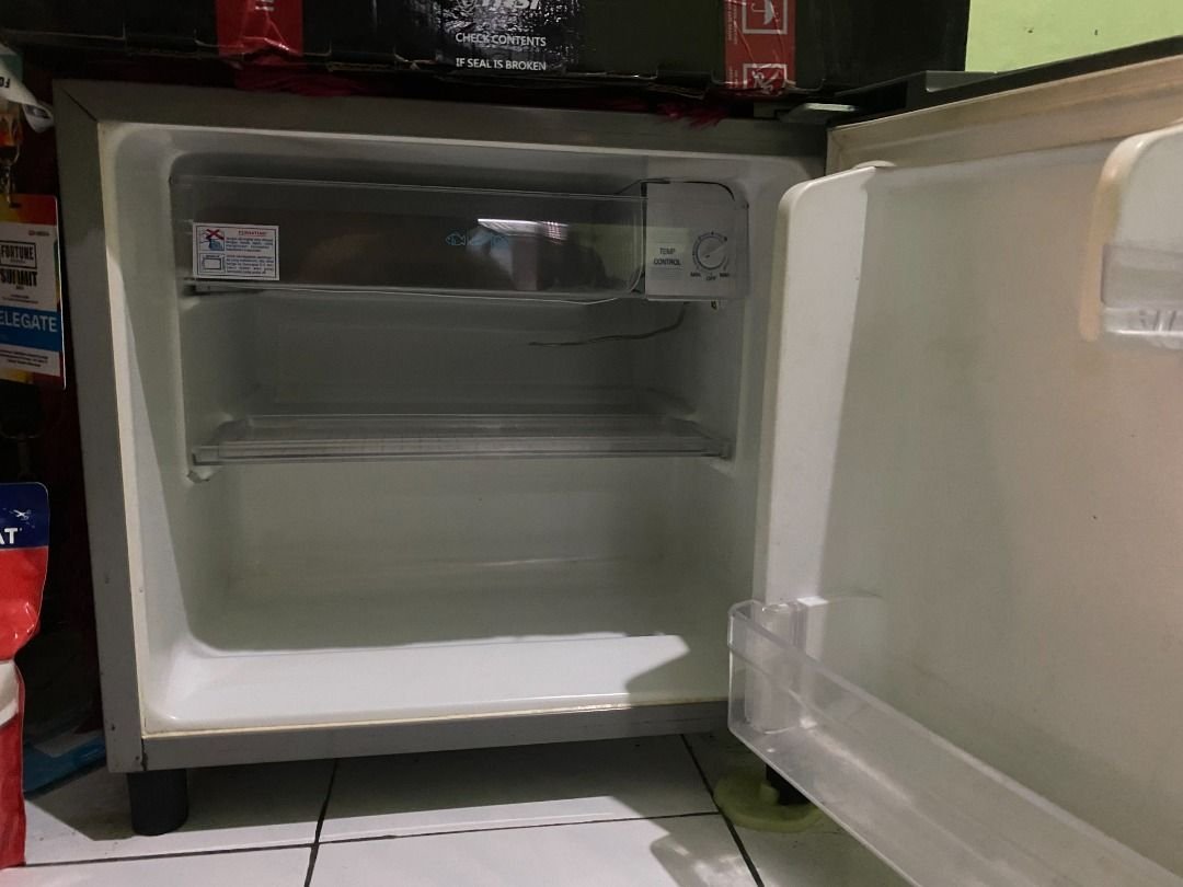 goodnyght's tweet photo. #WTS Silahkan kakak jika ada yg berminat, ada nih Kulkas Mini Glacio XD7. Dijamin dingin dan sejuk bgt lah ini, cocok buat yang tinggal di apartment atau kostan. Dayanya juga irit 45 watt.
.
Harga: 750k (nett)
.
#kulkas #kulkasmini https://t.co/BD2juwORMc