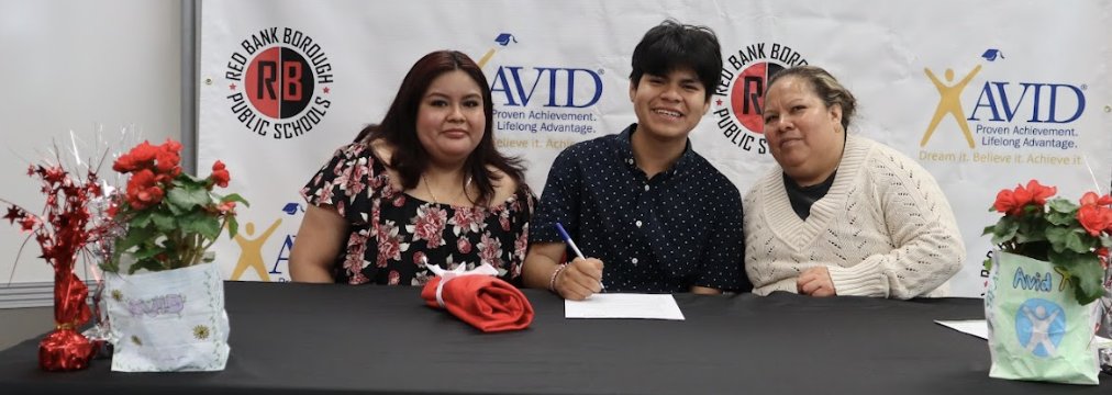 CherylCuddihy's tweet photo. Today our new @rbmsrockets crew of #AVID Ss signed their contracts, accompanied by their personal fan clubs! Welcome to the #AVIDElective class!
So glad you are here & can't wait to spend time with you in the 23-24 school year! #ThisIsAVID #RBBisBIA @DreamBigRB @RedBankSup https://t.co/7ynhBVSfYP