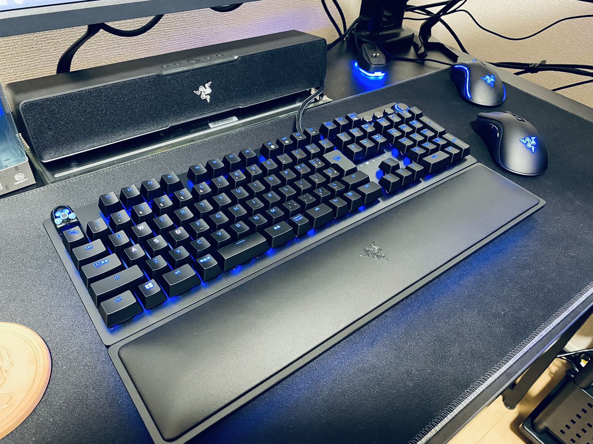 Mai_N311's tweet photo. おニューのキーボード♪
Razer HUNTSMAN ELITE
一個前のモデルになるけど、
アームレストまで光るけんいいぞ！笑

#Razer  #HUNTMAN #キーボード
#ゲーム部屋 https://t.co/JjElCsufDR