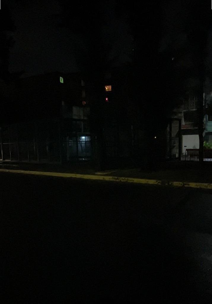 CFELIPEPESCADOR's tweet photo. @SandraCuevas_ @AlcCuauhtemocMx @centro_alcaldia @Israel_Quiroz16 dese hace 25 días no ahí luz en el parque ferrocarril hidalgo desde hierro hasta cobre llevamos reportándolo y no nos atienden qué hay que hacer ayúdenos ya hubo robos https://t.co/n5WDVjQ4EF