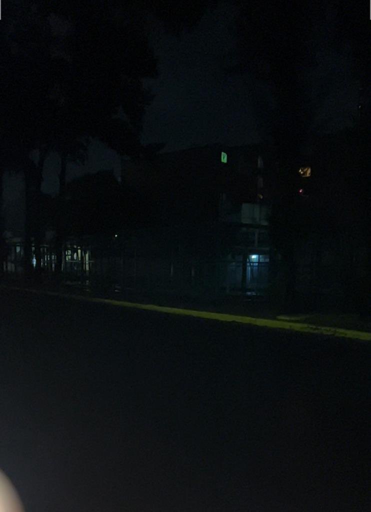 CFELIPEPESCADOR's tweet photo. @SandraCuevas_ @AlcCuauhtemocMx @centro_alcaldia @Israel_Quiroz16 dese hace 25 días no ahí luz en el parque ferrocarril hidalgo desde hierro hasta cobre llevamos reportándolo y no nos atienden qué hay que hacer ayúdenos ya hubo robos https://t.co/n5WDVjQ4EF