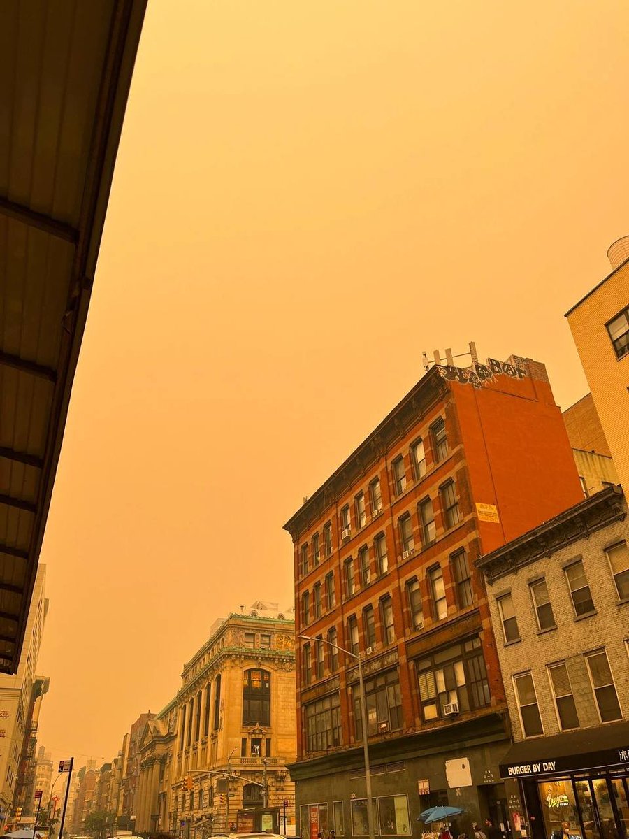 jedcascolan's tweet photo. #Orange sky in New York|||
Today New York makes me experience a bit of doom and gloom, many people are reluctant to bring masks in the new crown, today the air is so polluted that everyone is
brought https://t.co/ArWpGik6Kc