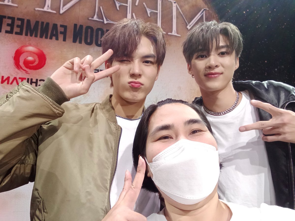 tunartsun's tweet photo. แต้มบุญของฉันกับลูกมันได้อยู่นะ🐺🐼😊🧡 https://t.co/wYUVMhfylY