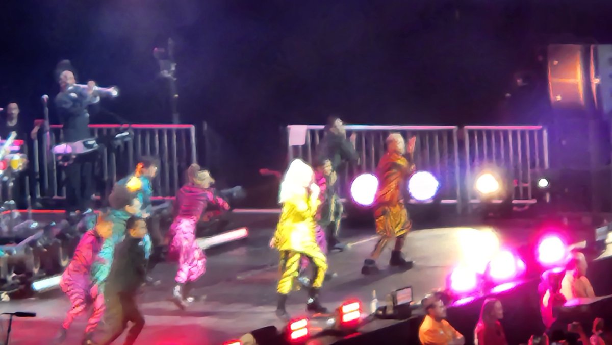 Chtr_Ronnie's tweet photo. #CiscoLive going out with a big bang, Gwen Stefani and Blake Shelton https://t.co/t5WdgqpvSK