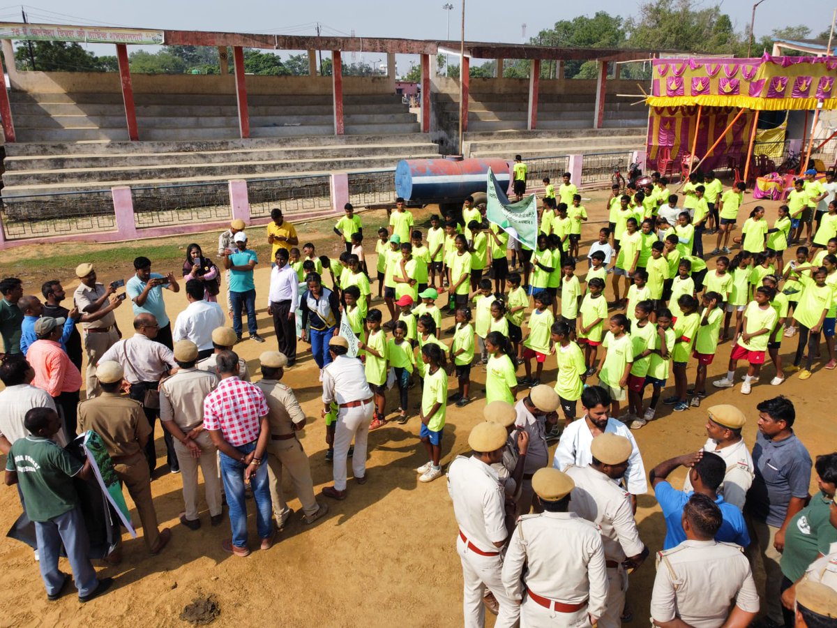 dfogodda's tweet photo. Godda Forget Division organised a rally, flagged off by DFO on World Environment Day, aimed at amplifying the crucial message of environmental preservation for a prosperous &amp; better world.
#WorldEnvironmentDay https://t.co/3WAm0XdqJ7