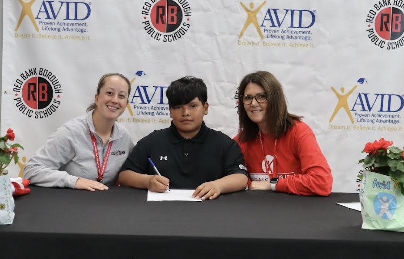 CherylCuddihy's tweet photo. There is always a sense of possibility and connection as Ss sign their #AVID contracts. Welcome to our new Ss &amp; thx to parents, teachers, siblings &amp; friends for supporting our @rbmsROCKETS on their #BestSelf journey of a lifetime!  #ThisIsAVID #RBBisBIA @DreamBigRB @RedBankSup https://t.co/j9hwG0nNJg
