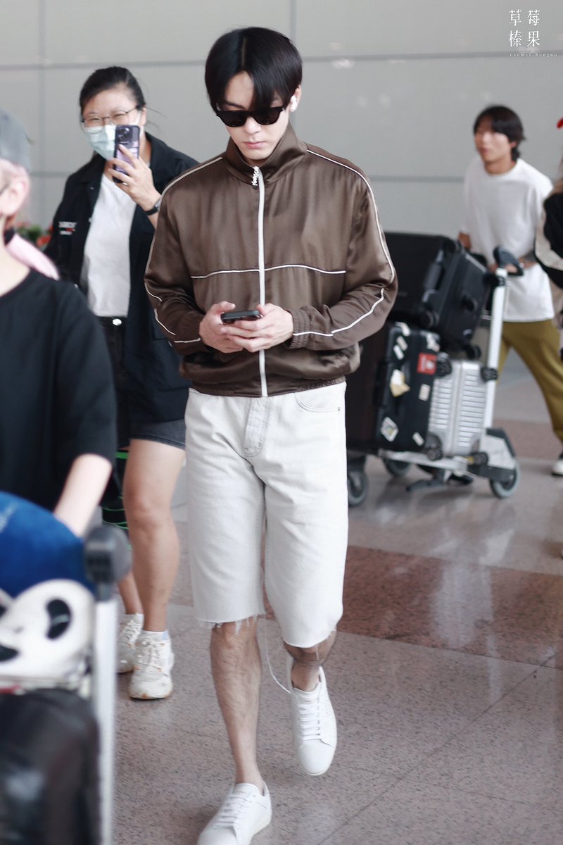 💙 08.06.23 | #เจิงซุ่นซี 

เซี่ยงไฮ้ ✈️ ยุโรป (1)

cr : 草莓榛果
#JosephZeng #ZengShunxi #曾舜晞