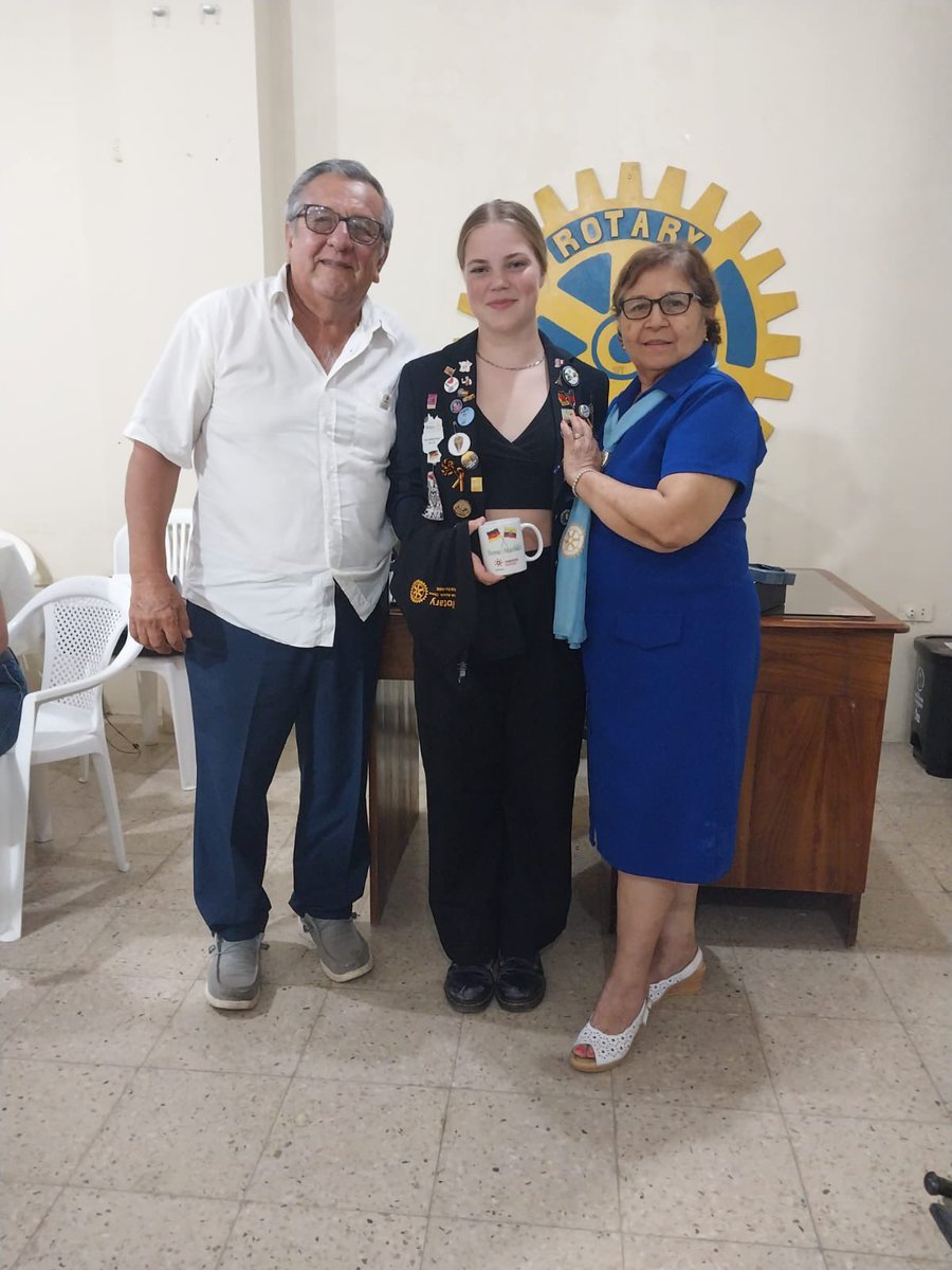 ab_intriago's tweet photo. Buenas tardes!! Compañeros .Aeene, nuestra intercambista, hizo su exposición de su intercambio Rotario 2022-20233 💙Rotary Chone 🇪🇨Felicidades https://t.co/SjnDQgIpMC