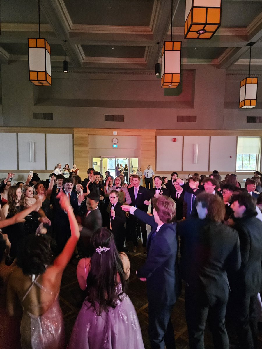 Incredible OLOL Prom last night! Congratulations to the Class of 2023 and thank you to the wonderful staff at Creelman Hall @uofg 🎉💃🏽🕺🏽🎓