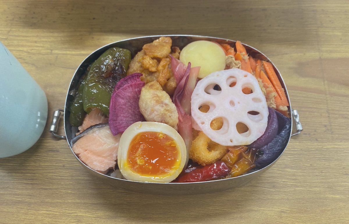 今日は梅干しの天ぷらが入っているのだけど、美味しい！揚げたても食べたけど、お弁当に入れてしっとりしてからの方が、僕は好きだな。 https://t.co/E7LjdBmqaJ