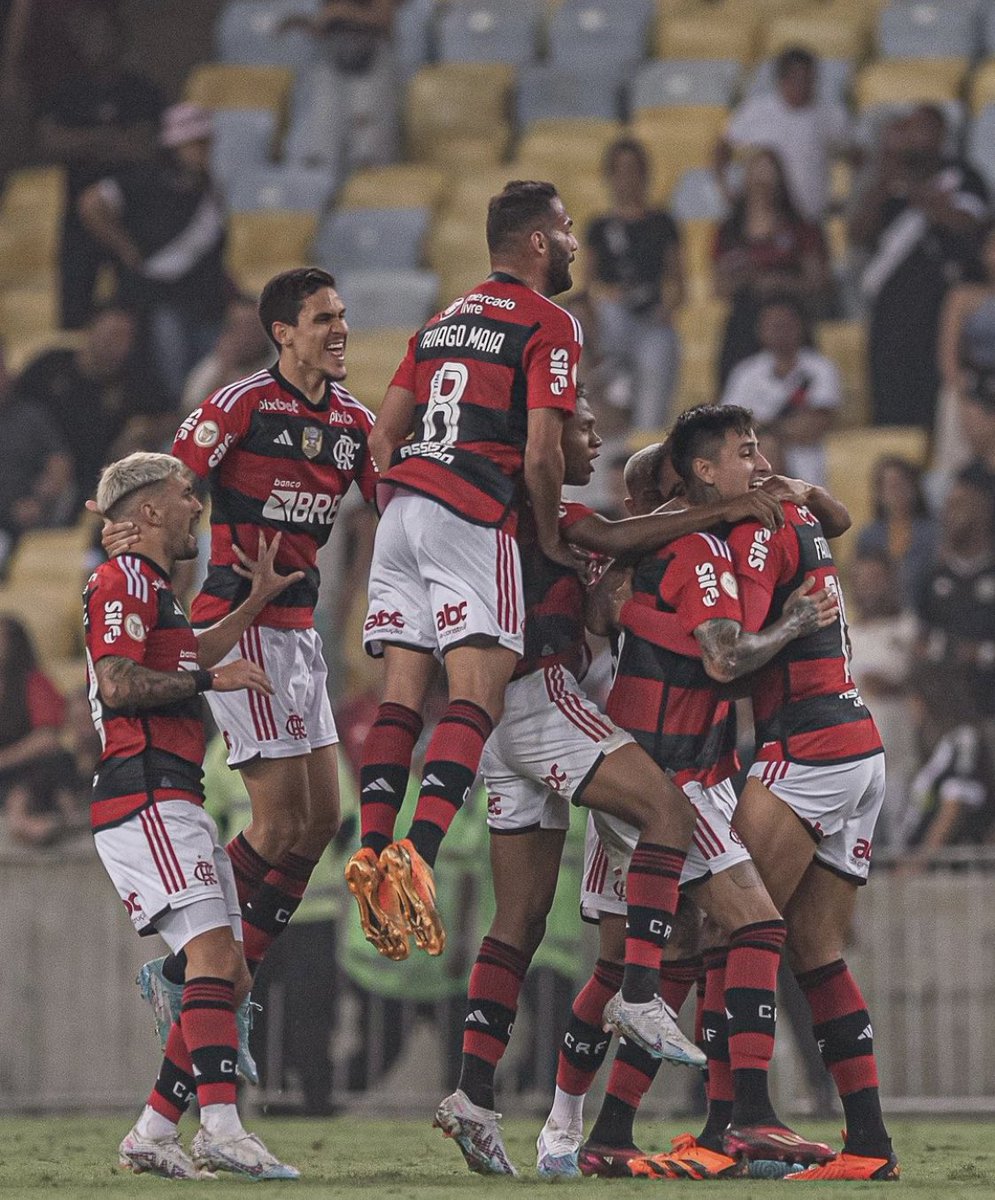 intowknd's tweet photo. amores (flamengo) vícios (flamengo) e obsessões (flamengo) https://t.co/eGJXmaqGOB