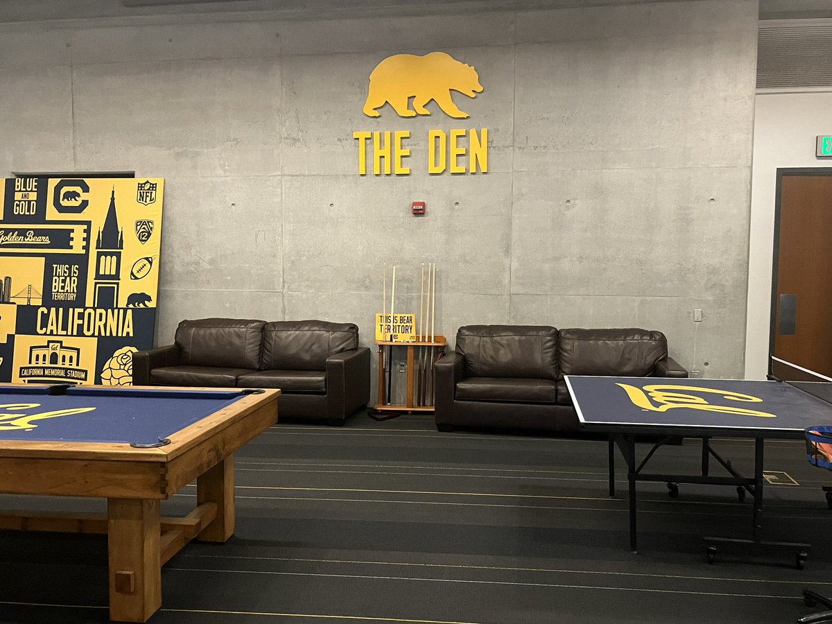 DistinctlyHIS_'s tweet photo. Another stop on the #DistinctlyHisCollegeTour 

The @CalFootball staff was exceptional in every aspect of the word. The showed our players the definition of what it takes to play on the highest level

#DistinctlyHisCollegeTour #WeBuzzn https://t.co/rI5zJGyTk1