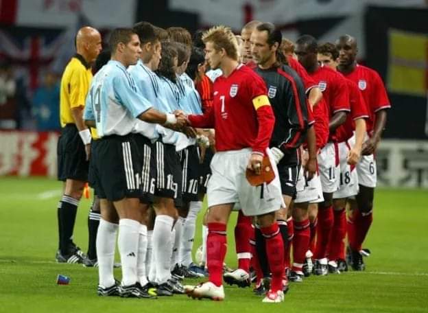 JoelDatos's tweet photo. 07 de junio de 2002: Inglaterra derrota 1-0 a Argentina su segunda presentación en el Mundial de Corea-Japón. El solitario tanto lo hizo David Beckham, de penal. Fue el último partido del ‘Cholo’ Diego Simeone con la camiseta de la selección.

 #JoelDatos  #7dejunioJD https://t.co/s5bXVhoEKo