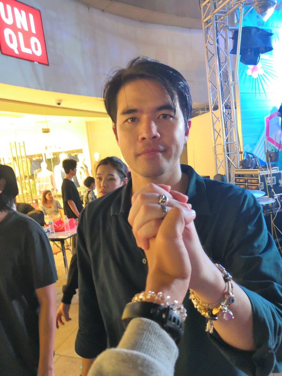 ฟังเพลงพี่ว่านมาตั้งแต่เด็กๆ วันนั้นพี่ว่านมาใกล้บ้านเราเลยอยากไปเจอแต่ไม่มีใครสนใจไปด้วยเลยก็เลยเออไปคนเดียวก็ได้ ตอนดูเราก็จอยมากนะ พอจบงานแอบเดินไปข้างเวทีขอถ่ายรูปกับพี่ว่าน พี่ว่านพูดว่าผมมองลงมาทีไรคุณก็ร้องเพลงอยู่ตลอดเลย เก่งมากเลยมาคนเดียวแต่ก็สนุกได้ คุณสุดยอดเลยอ่ะ