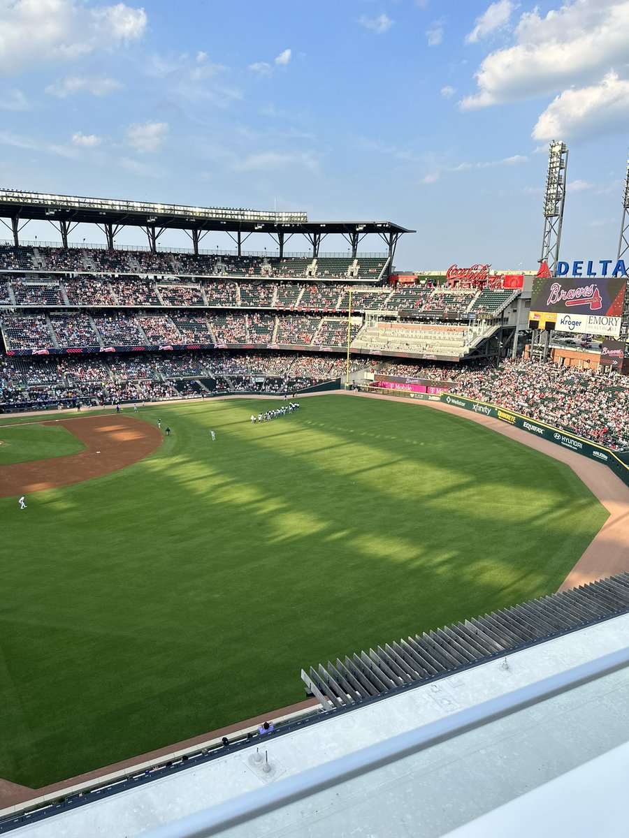 SmartChickMegan's tweet photo. Thank you @rentdynamics @RentPlus and @30lines for an awesome night at the Braves games! @NAAhq #Apartmentalize https://t.co/V53GrVWyRn