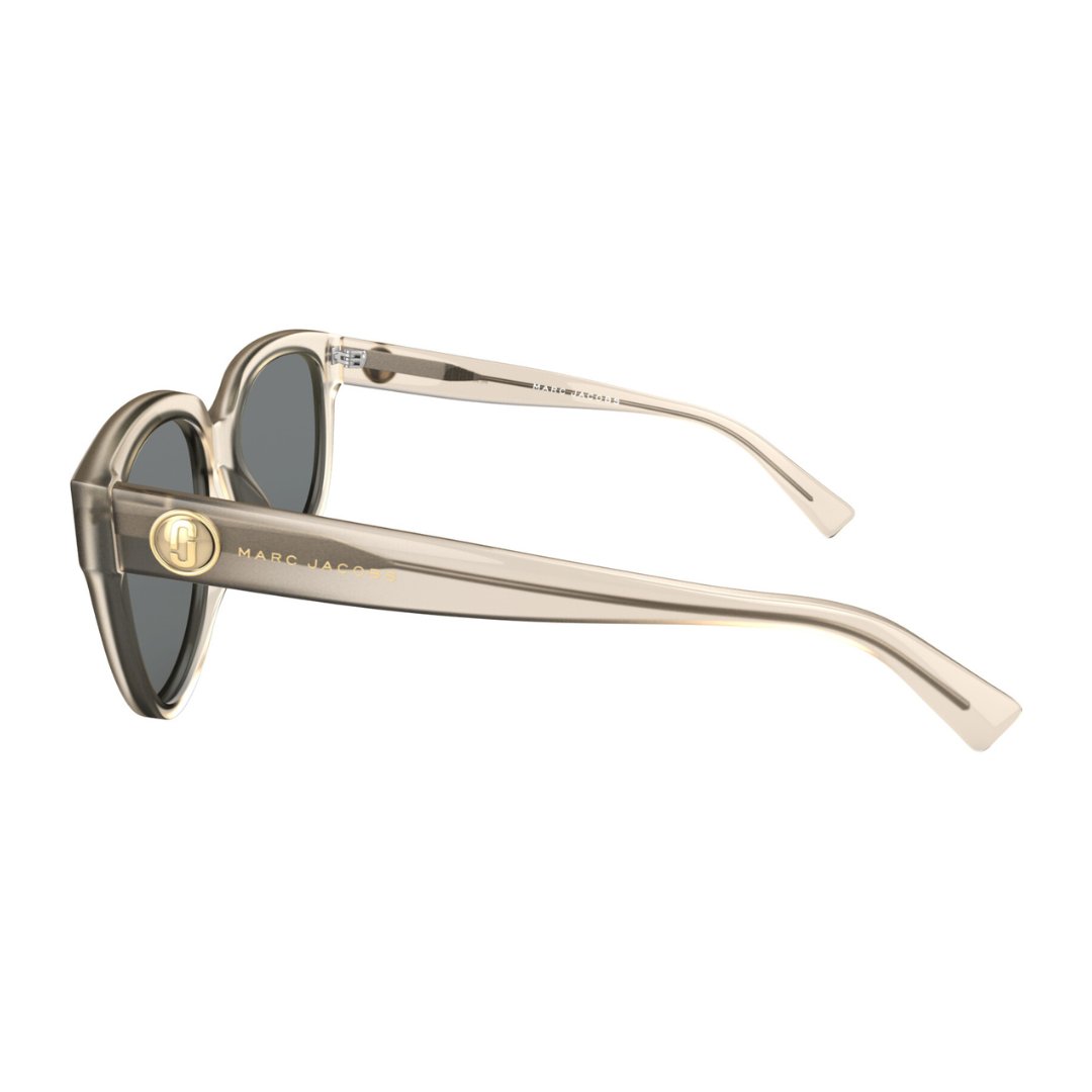 Prepárate para el verano con unas nuevas gafas de sol graduadas. Nos encantan los tonos cálidos de esta montura Marc Jacobs en suave acetato plástico brillante, en color beige y con detalles dorados. ☀️
Ref. 🕶️ 30800199
Link en bio 🔗