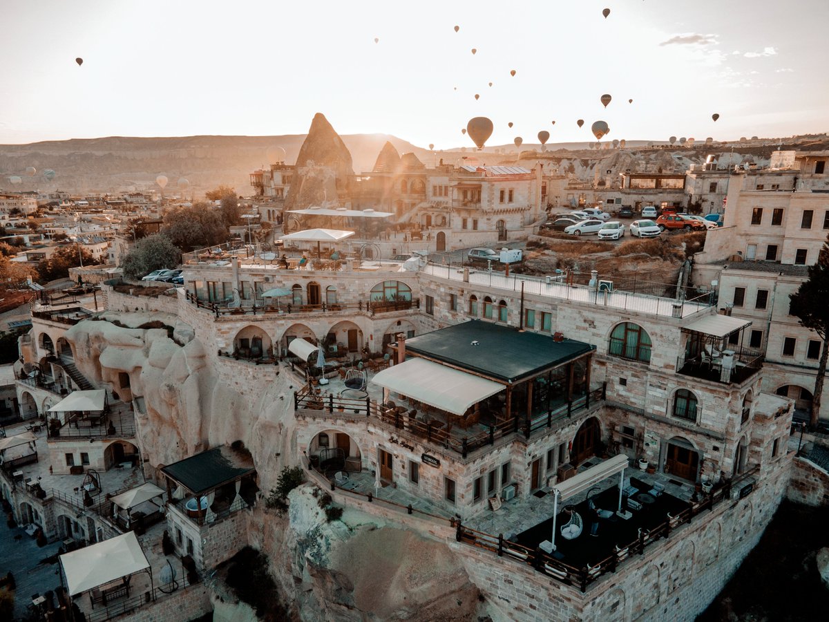 Şah Saray Cave Suites, nefes kesen manzarasıyla, unutulmaz bir tatil deneyimi sunuyor...🧰

#kapadokyaotelleri #goturkey #kucukoteller #smallhotels #visitcappadocia #cappadociaturkey #cappadocia #cavehotel #cappadociadreaming #beautifullandscape #breakfasttime #turkishbreakfast