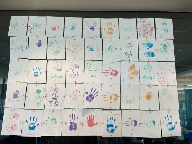 PhxLibrary's tweet photo. #CesarChavezLibrary is rocking the #SummerReadingGame theme w/#AllTogetherNow-inspired displays. ☀️📚 This quilt was made from little handprints in the Family Storytime program. Stop by & add a leaf to the Grateful Tree. Join in summer reading w/us! https://t.co/rjYT5ZfFjw https://t.co/liouOwsCGQ